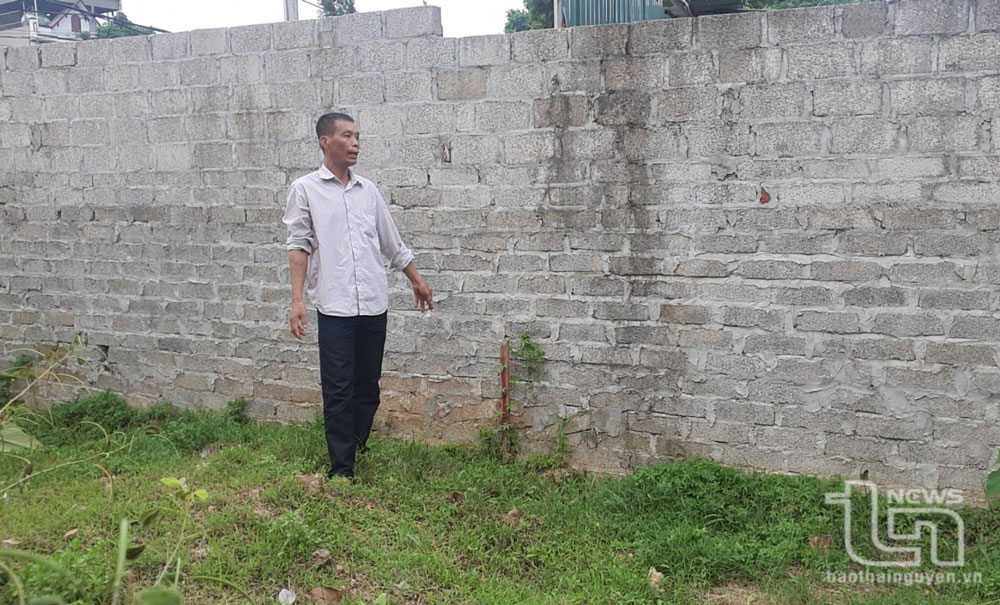 Ông Trịnh Thế Công, ở xóm Tân Đức, xã Thịnh Đức, cam kết sẽ múc phần đất gia đình lấn chiếm để trả lại hiện trạng ban đầu của mương thủy lợi.