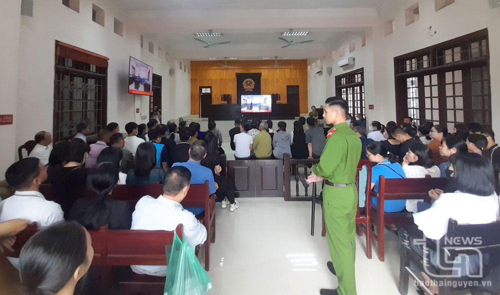 Người nhà bị cáo được Tòa án nhân dân tỉnh bố trí theo dõi phiên tòa tại một hội trường khác.