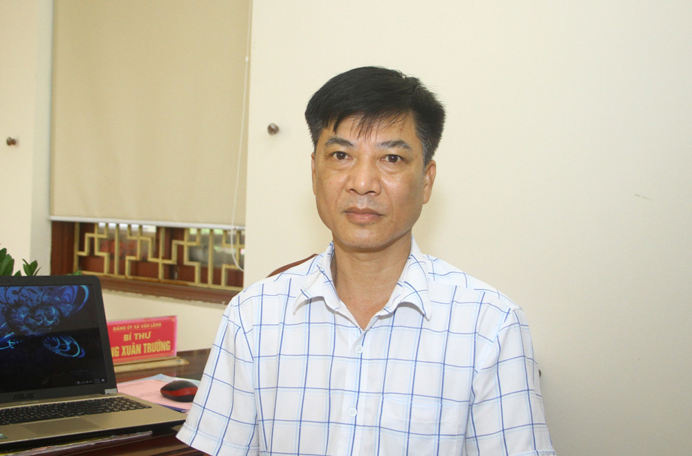 Ông Hoàng Xuân Trường, Bí thư Đảng ủy xã Văn Lăng: Cấp ủy, chính quyền các cấp cần tiếp tục quan tâm xây dựng đội ngũ cán bộ, công chức, viên chức người dân tộc thiểu số thuộc phạm vi, thẩm quyền quản lý, sử dụng, bảo đảm về số lượng, chất lượng và có năng lực, trình độ chuyên môn, kỹ năng làm việc, bản lĩnh chính trị vững vàng, gắn với yêu cầu nhiệm vụ trong tình hình mới.
