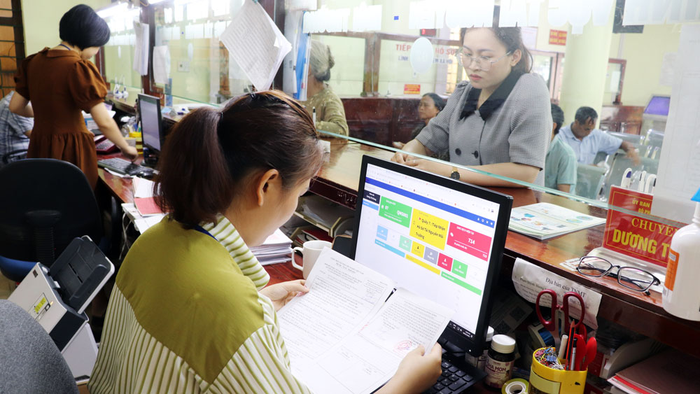 Sau khi tiếp nhận hồ sơ bằng bản giấy của người dân, cán bộ tại Bộ phận một cửa UBND huyện Phú Bình và các xã, thị trấn sẽ chuyển đổi thông tin sang dữ liệu điện tử để số hóa hồ sơ, kết quả giải quyết TTHC.