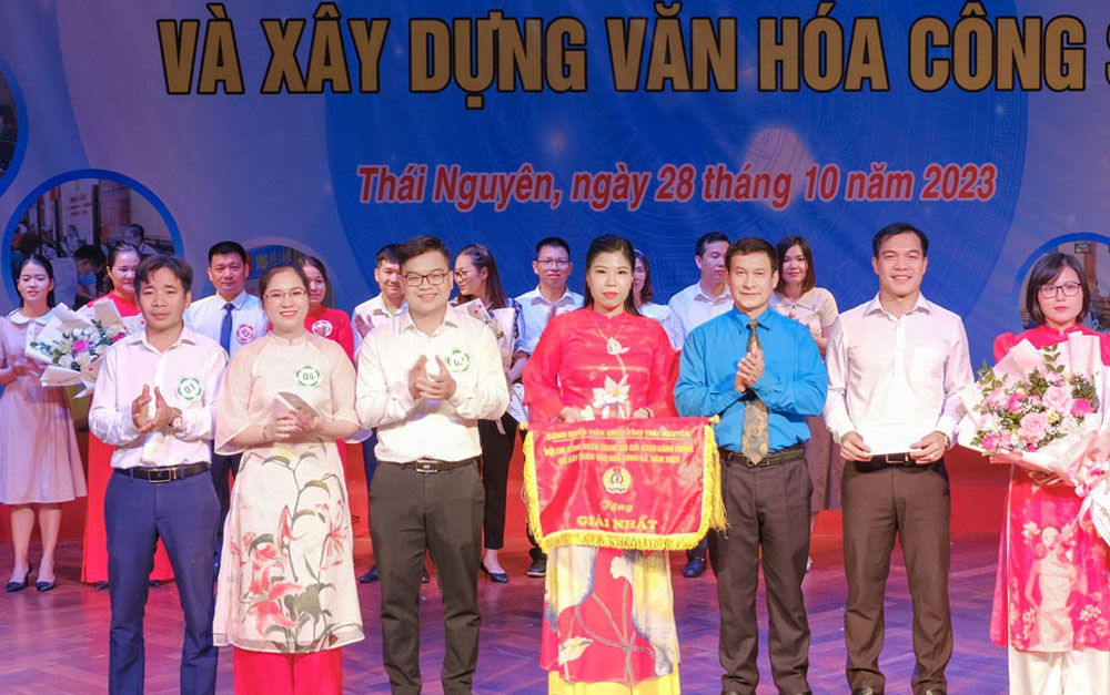 Ban Tổ chức Hội thi trao giải Nhất cho khối Đảng.