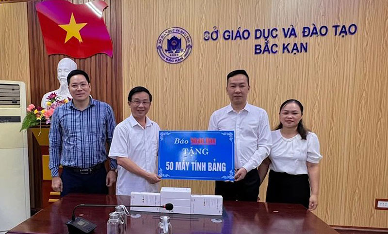 Báo Nhân Dân tặng 50 máy tính bảng cho học sinh nghèo Bắc Kạn