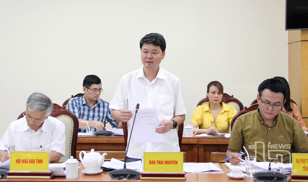 Các thành viên Ban Tổ chức Giải thưởng phát biểu ý kiến tại cuộc họp.