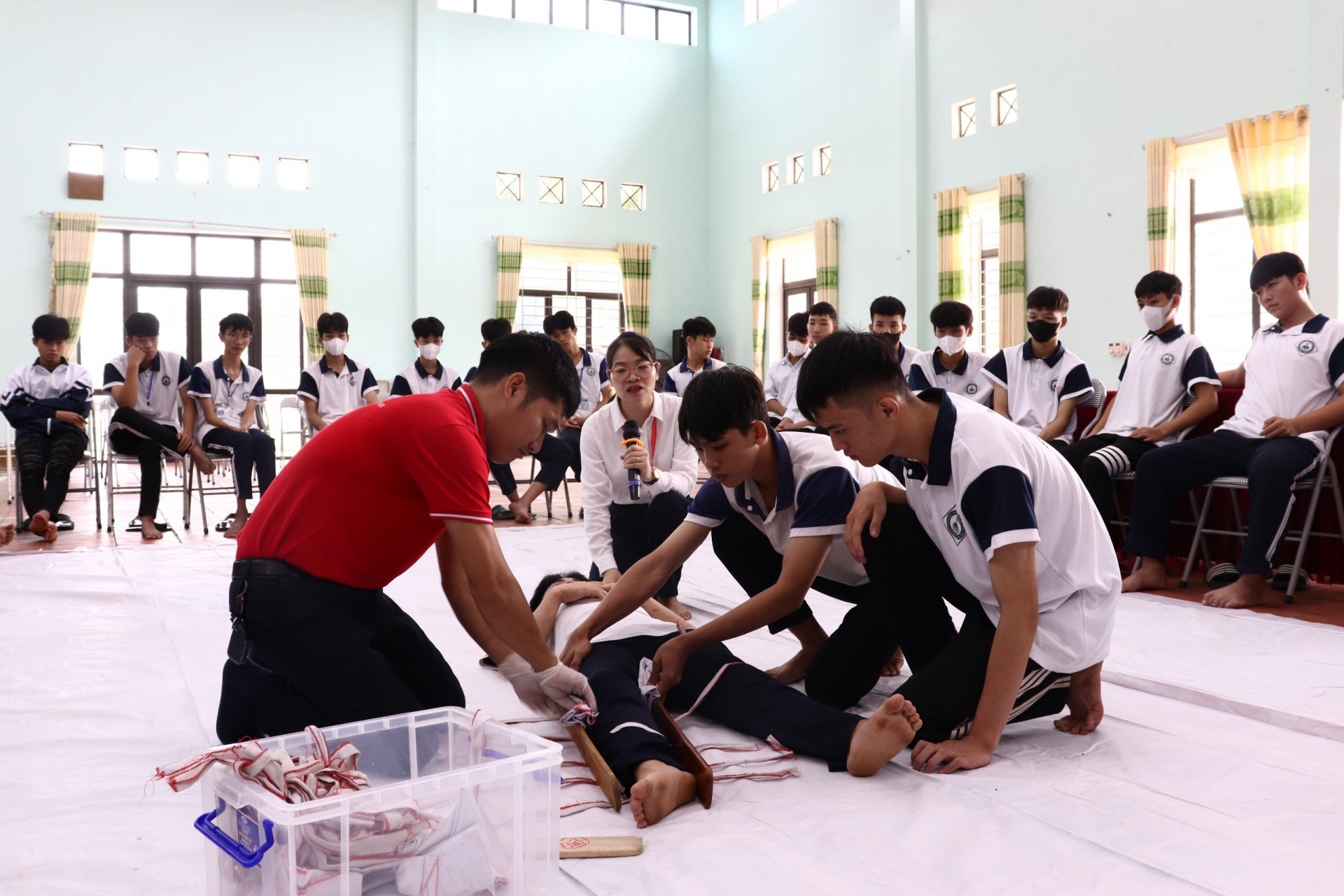 
Các thành viên Đội thanh niên CTĐ xung kích của Trường THPT Lương Phú thực hành tình huống sơ cấp cứu.