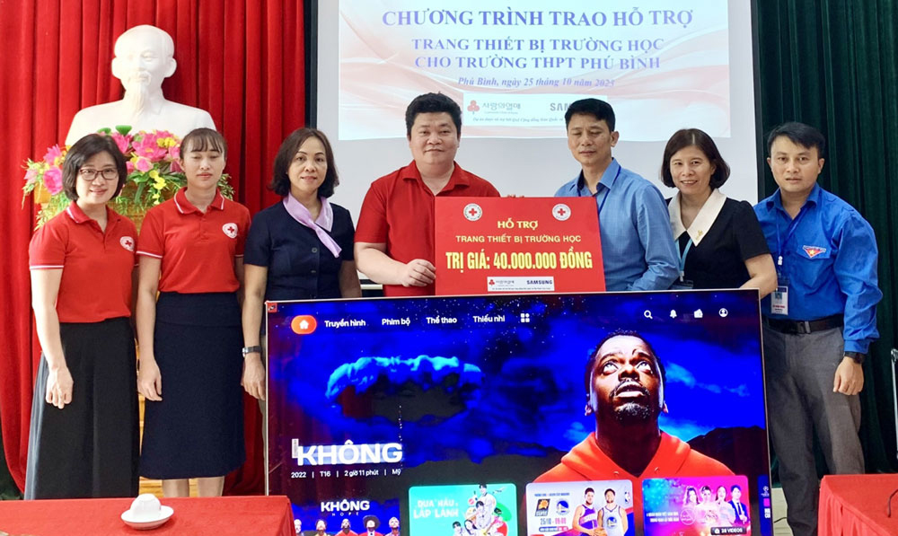 Bàn giao thiết bị hỗ trợ dạy học cho các trường