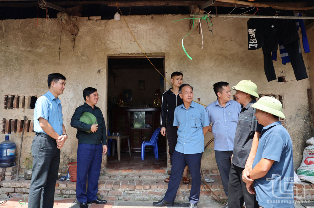 Đoàn công tác của TP. Phổ Yên kiểm tra, động viên hộ dân có hoàn cảnh khó khăn tại xã Thành Công.