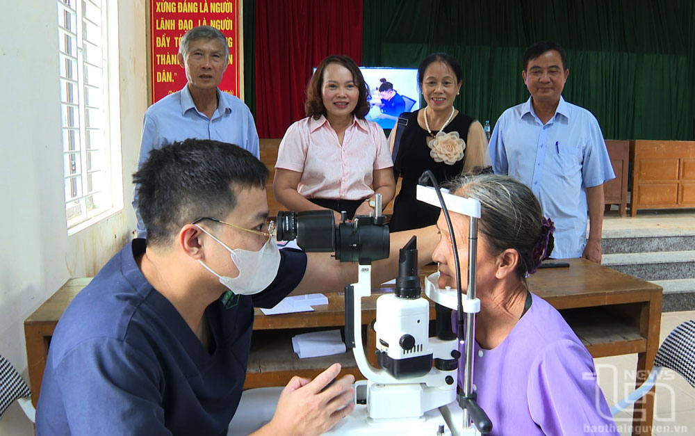 Hơn 100 người cao tuổi được khám, tư vấn miễn phí các bệnh về mắt