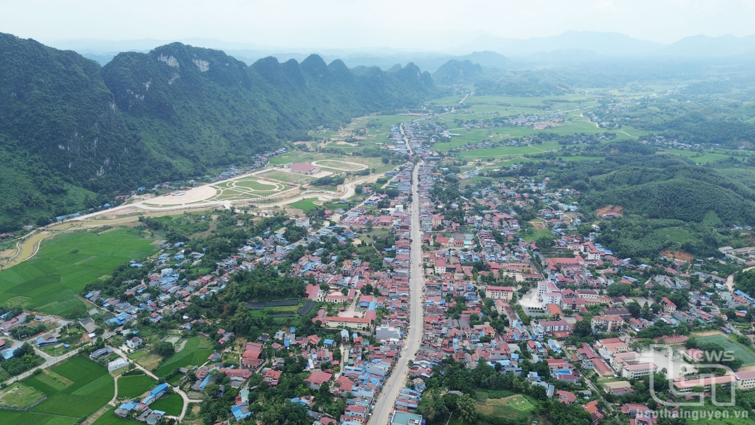 Là địa phương có đông đồng bào dân tộc thiểu số sinh sống (chiếm 73,6%), được sự hỗ trợ của Nhà nước, cùng với sự vào cuộc tích cực của nhân dân trong huyện, năm 2024, Định Hóa đã đạt chuẩn huyện nông thôn mới. Trong ảnh: Một góc trung tâm huyện hôm nay.