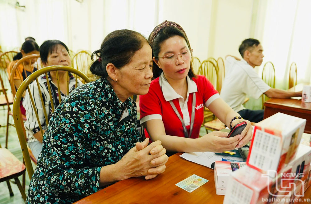 Nhân viên Viettel Sông Công hướng dẫn người dân ứng dụng chuyển đổi số trên điện thoại thông minh.