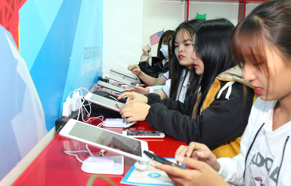 Sinh viên sử dụng iPad khai thác dữ liệu, thông tin tại Trung tâm Số (Đại học Thái Nguyên) phục vụ học tập.