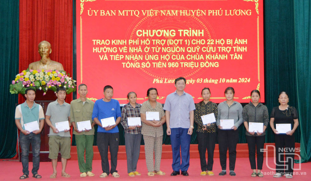 Phú Lương: Trao hỗ trợ cho 22 hộ bị ảnh hưởng về nhà ở