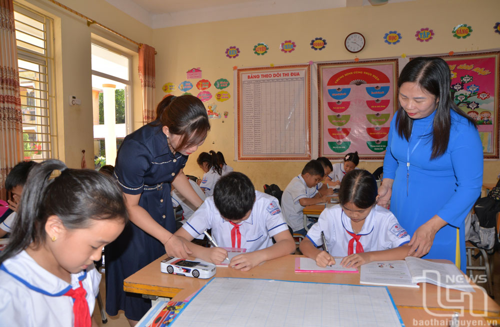 Cô giáo Vũ Hồng Thu thường xuyên bồi dưỡng chuyên môn nghiệp vụ cho đồng nghiệp để nâng cao chất lượng dạy học.
