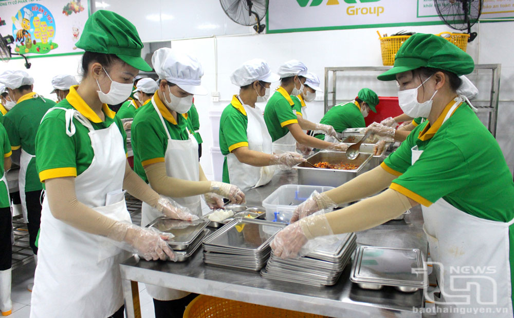 Tất cả quy trình từ khâu nhập nguyên liệu, chế biến đến vận chuyển suất ăn bán trú cho học sinh đều được Công ty CP Tập đoàn VAS Group (phường Tân Lập, TP. Thái Nguyên) thực hiện đảm bảo an toàn thực phẩm, đủ dinh dưỡng.