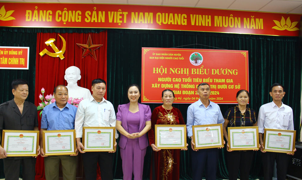 Đồng Hỷ: Biểu dương 15 người cao tuổi tiêu biểu tham gia xây dựng hệ thống chính trị