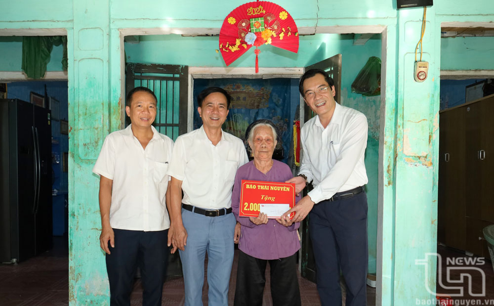 Báo Thái Nguyên và Báo Nghệ An hỗ trợ các gia đình chính sách bị ảnh hưởng lũ lụt