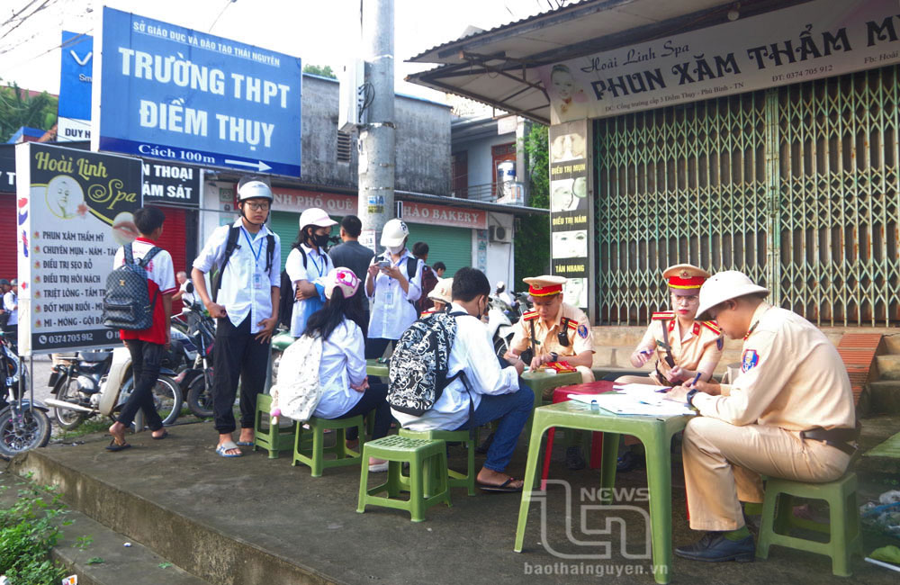 Ra quân cao điểm đảm bảo trật tự an toàn giao thông cho học sinh