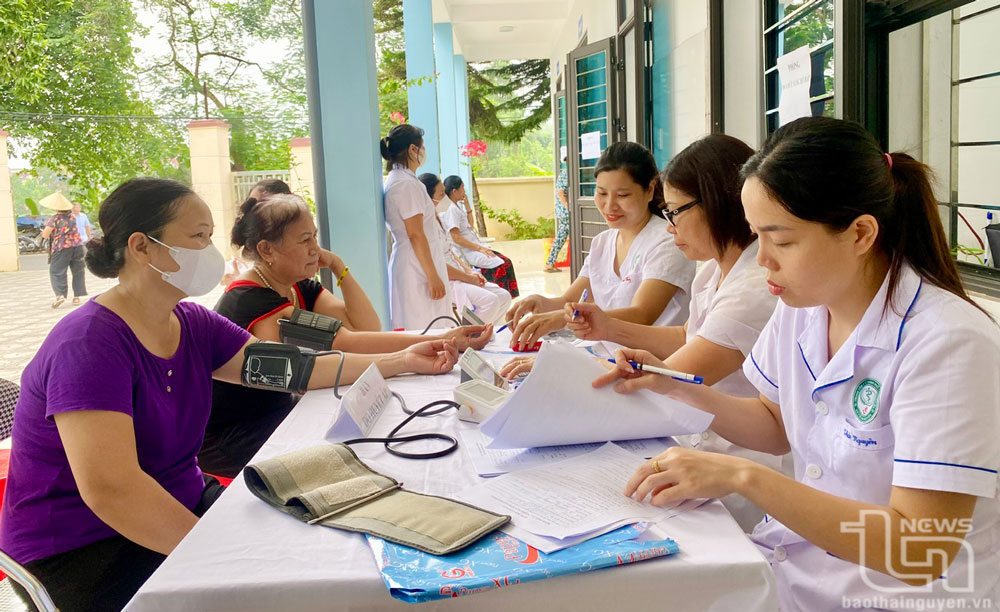 Người cao tuổi phường Hương Sơn (TP. Thái Nguyên) được khám sức khỏe miễn phí tại Trạm Y tế phường.