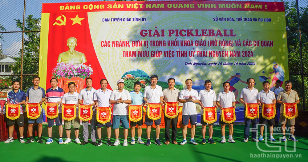 Các đồng chí lãnh đạo trao cờ lưu niệm cho đại diện các đội tham gia Giải.