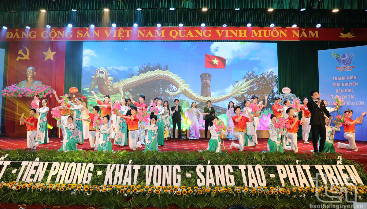 Văn nghệ chào mừng Đại hội.