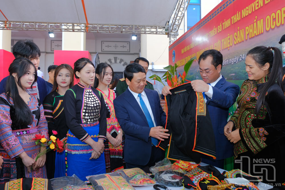 Các đại biểu tham quan gian hàng trưng bày sản phẩm truyền thống bên lề Đại hội.
