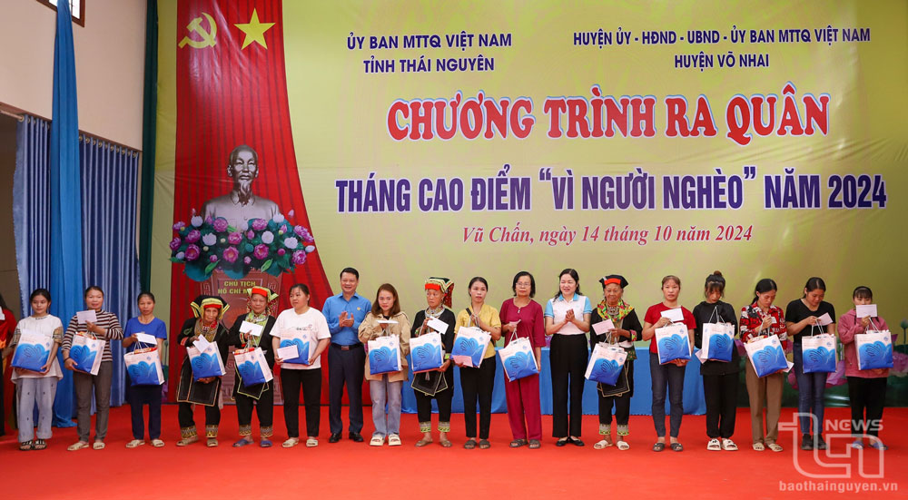 Đại diện Hội LHPN tỉnh tặng quà cho hộ nghèo do phụ nữ làm chủ.