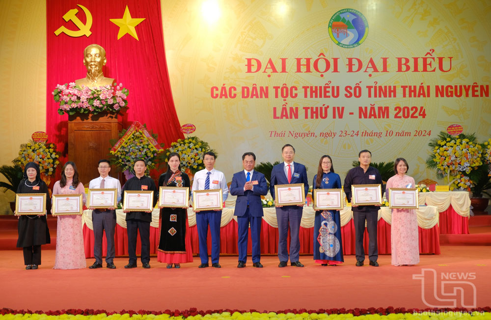 Đồng chí Bí thư Tỉnh ủy trao Bằng khen của UBND tỉnh tặng tập thể, cá nhân có thành tích xuất sắc trong công tác dân tộc giai đoạn 2019-2024.