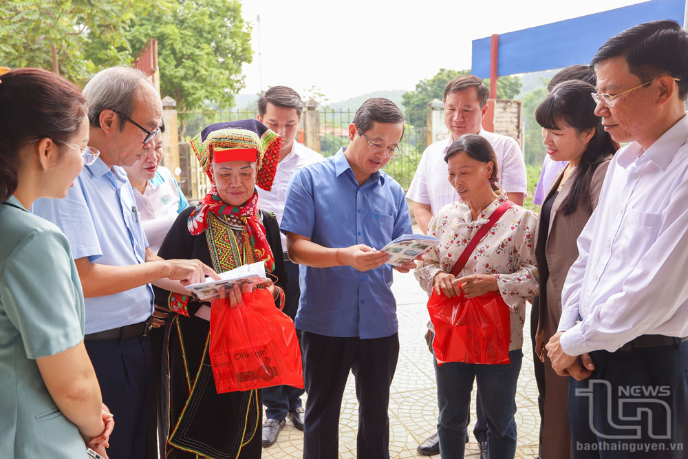 Các đại biểu thăm hỏi đồng bào dân tộc thiểu số xã Vũ Chấn đến khám bệnh miễn phí trong khuôn khổ Chương trình.