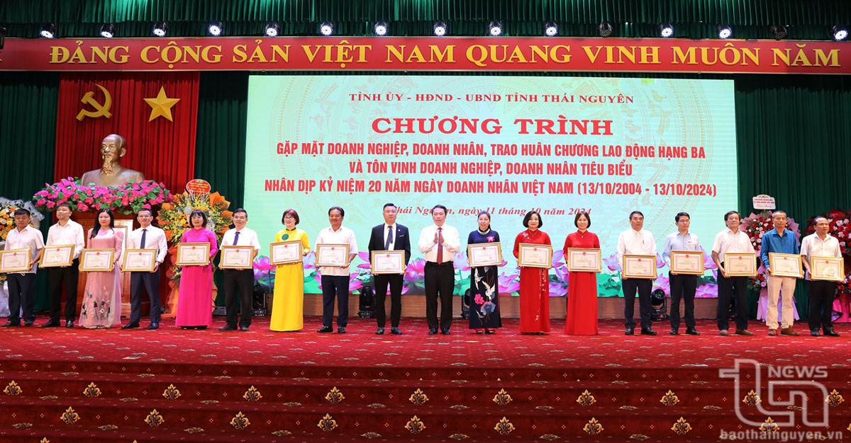 Đồng chí Chủ tịch UBND tỉnh Nguyễn Huy Dũng trao Bằng khen cho đại diện các tập thể, cá nhân.