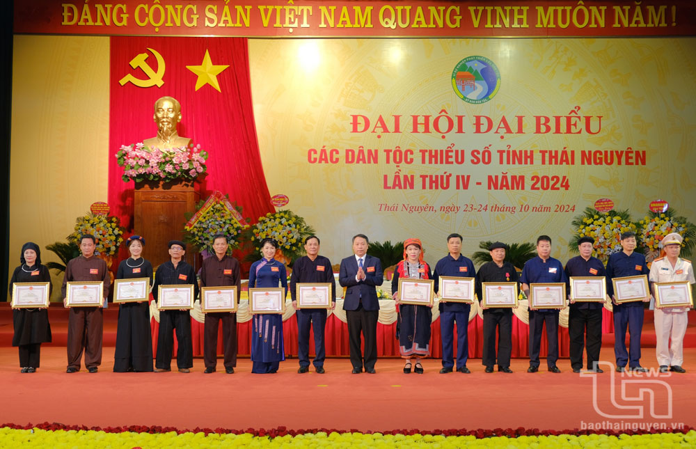 Đồng chí Nguyễn Huy Dũng, Phó Bí thư Tỉnh ủy, Chủ tịch UBND tỉnh trao Bằng khen của UBND tỉnh tặng tập thể, cá nhân có thành tích xuất sắc trong công tác dân tộc giai đoạn 2019-2024.