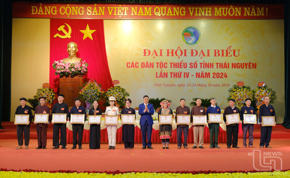 Đồng chí Đặng Xuân Trường, Ủy viên Ban Thường vụ Tỉnh ủy, Phó Chủ tịch Thường trực UBND tỉnh, trao Bằng khen của UBND tỉnh tặng tập thể, cá nhân có thành tích xuất sắc trong công tác dân tộc giai đoạn 2019-2024.