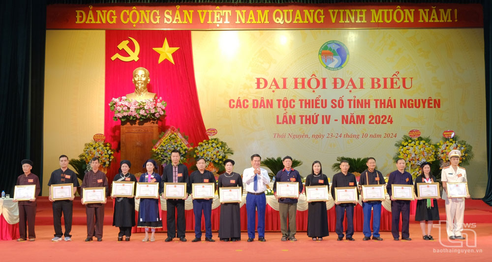 Đồng chí Nguyễn Thanh Bình, Phó Chủ tịch UBND tỉnh trao Bằng khen của UBND tỉnh tặng tập thể, cá nhân có thành tích xuất sắc trong công tác dân tộc giai đoạn 2019-2024.