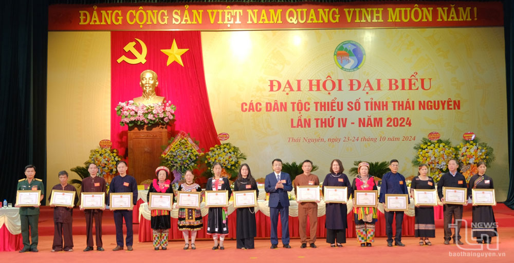 Đồng chí Nguyễn Huy Dũng, Phó Bí thư Tỉnh ủy, Chủ tịch UBND tỉnh trao Bằng khen của UBND tỉnh tặng tập thể, cá nhân có thành tích xuất sắc trong công tác dân tộc giai đoạn 2019-2024.
