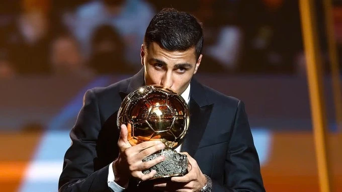 Rodri xuất sắc vượt qua Vinicius Junior giành Quả bóng Vàng nam 2024