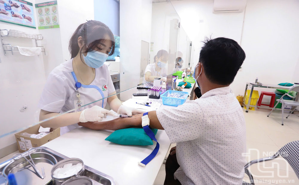 Bệnh viện Quốc tế Thái Nguyên là một trong 15 cơ sở y tế trên địa bàn tỉnh đủ điều kiện liên thông dữ liệu khám sức khỏe lái xe. Trong ảnh: Người dân khám sức khỏe tại Bệnh viện.