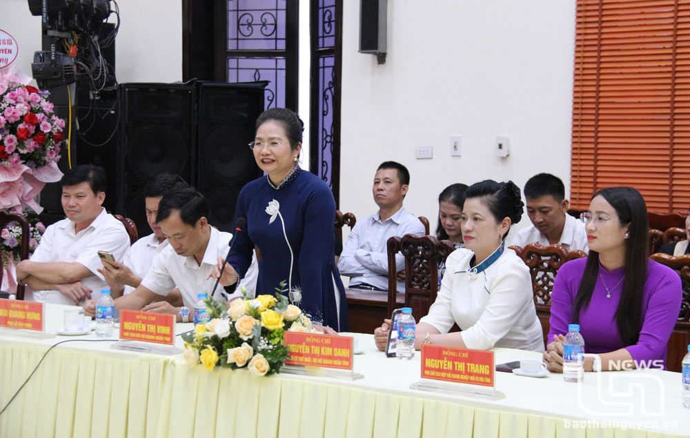 Bà Nguyễn Thị Vinh, Chủ tịch Hội Nữ doanh nhân tỉnh phát biểu, trao đổi tại buổi gặp mặt.