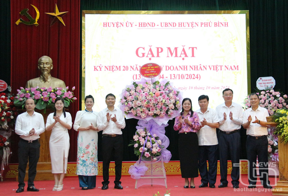 Lãnh đạo Huyện ủy, HĐND, UBND huyện Phú Bình tặng hoa chúc mừng Hội Doanh nghiệp huyện.