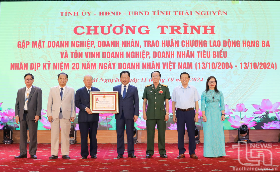 Thừa ủy quyền của Chủ tịch nước, đồng chí Trịnh Việt Hùng, Ủy viên Trung ương Đảng, Bí thư Tỉnh ủy Thái Nguyên, trao Huân chương Độc lập hạng Ba tặng Hiệp hội Doanh nghiệp tỉnh.