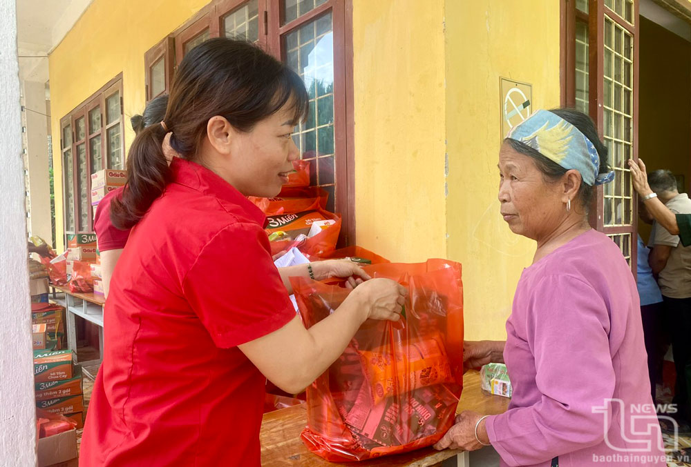 Đại diện Hội Chữ thập đỏ huyện Định Hóa tặng quà người cao tuổi xã Bình Yên nhân dịp Quốc tế Người cao tuổi năm 2024.
