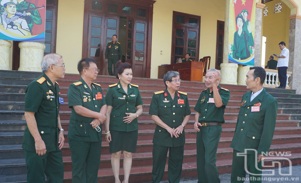 Các chiến sĩ Thành cổ Quảng Trị trò chuyện bên lề Đại hội.