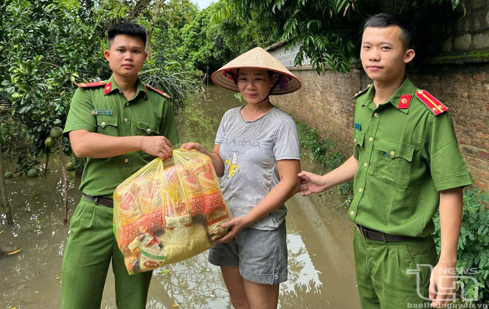 Một vai hai màu áo