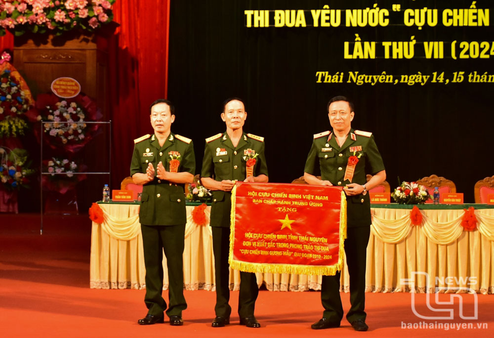 Thiếu tướng Nguyễn Tiến Thắng, Chánh văn phòng Hội Cựu chiến binh Việt Nam trao Cờ thi đua đơn vị xuất sắc trong phong trào CCB gương mẫu.