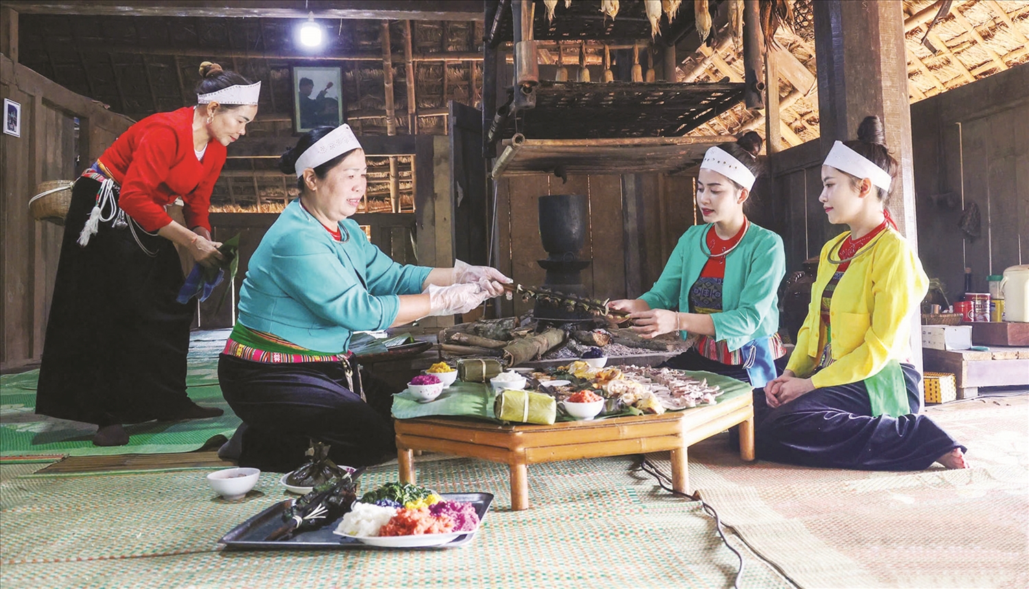 Đồng bào Mường chế biến món ăn