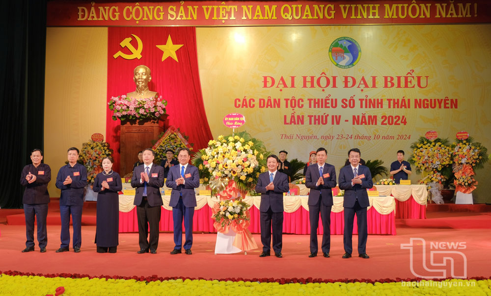 Đồng chí Hầu A Lềnh, Ủy viên Trung ương Đảng, Bộ trưởng, Chủ nhiệm Ủy ban Dân tộc, tặng hoa chúc mừng Đại hội.