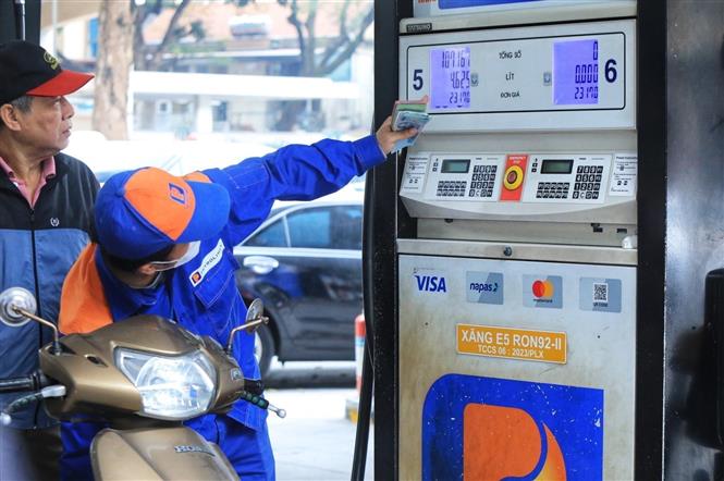 Xăng giảm gần 400 đồng/lít, dầu đồng loạt tăng giá 