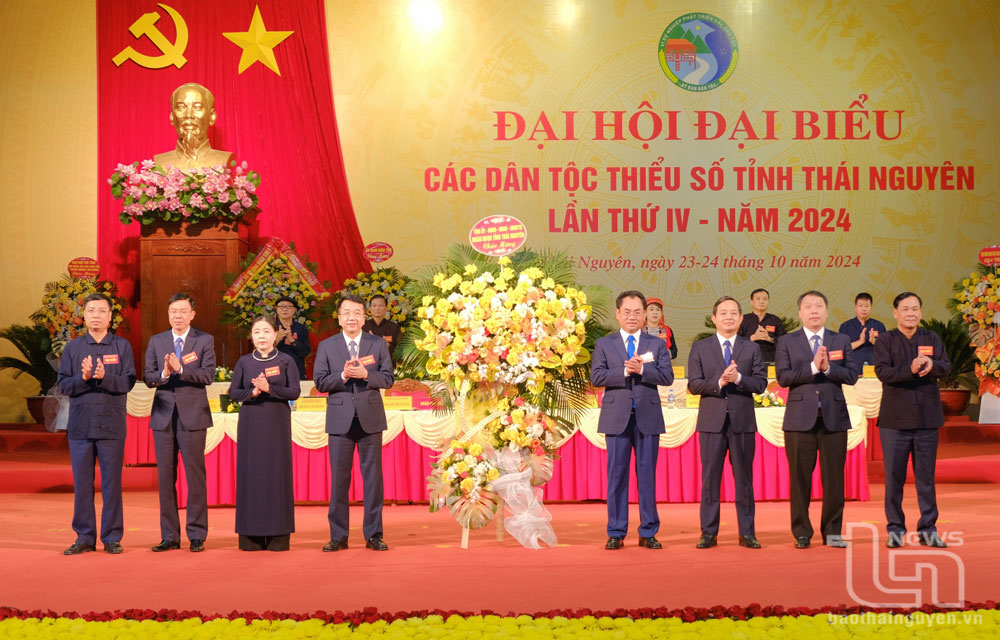 Các đồng chí Thường trực Tỉnh uỷ tặng hoa chúc mừng Đại hội.