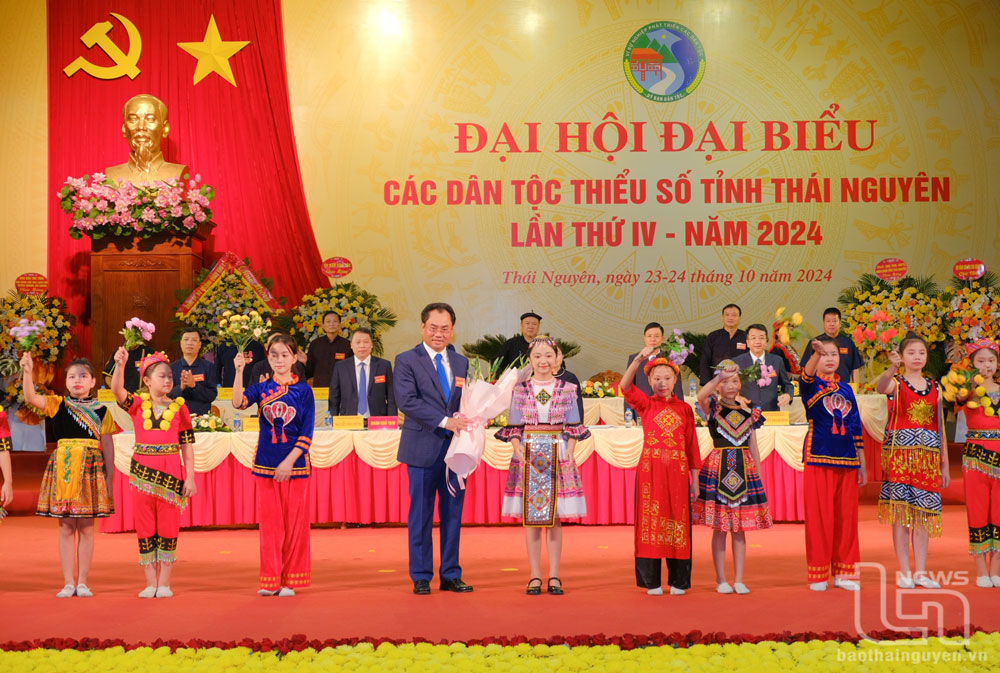 Các cháu thiếu nhi tặng hoa chúc mừng Đại hội.