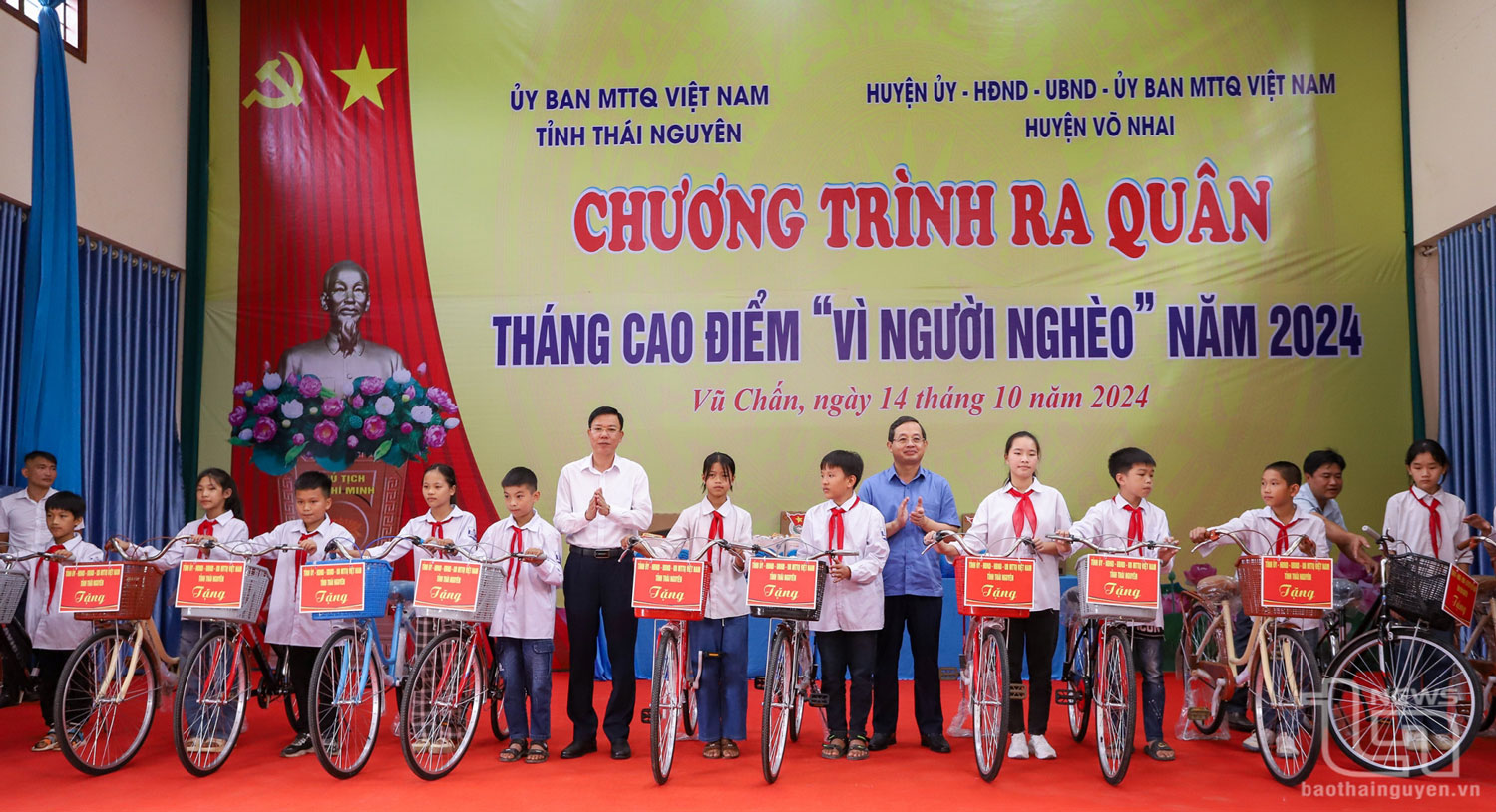 Đồng chí Phạm Hoàng Sơn và đồng chí Dương Văn Tiến trao tặng xe đạp cho học sinh có hoàn cảnh đặc biệt của xã Vũ Chấn.