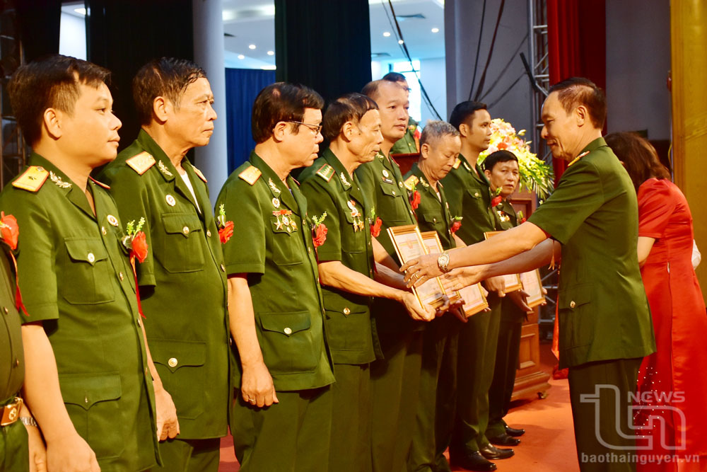 Lãnh đạo Hội Cựu chiến binh tỉnh trao giấy khen cho các tập thể, cá nhân có thành tích trong phong trào thi đua yêu nước Cựu chiến binh gương mẫu  giai đoạn 2019-2024.