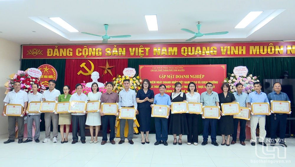 Khen thưởng các doanh nghiệp tiêu biểu thực hiện tốt chính sách thuế