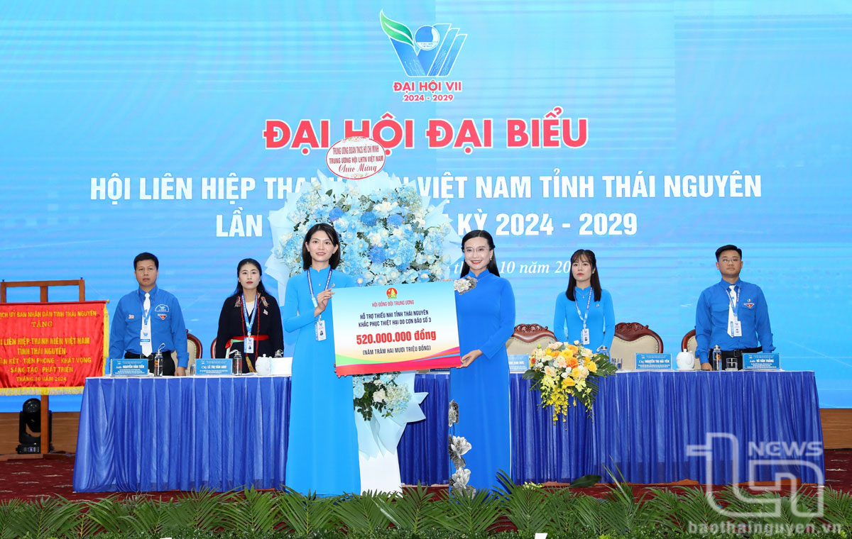 Nhân dịp này, Trung ương Đoàn trao tặng 520 triệu đồng hỗ trợ thanh, thiếu nhi trên địa bàn tỉnh Thái Nguyên khắc phục hậu quả bão số 3.